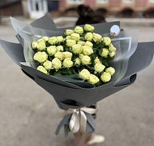 Букет Белые кустовые розы Солинеро в Омутнинске