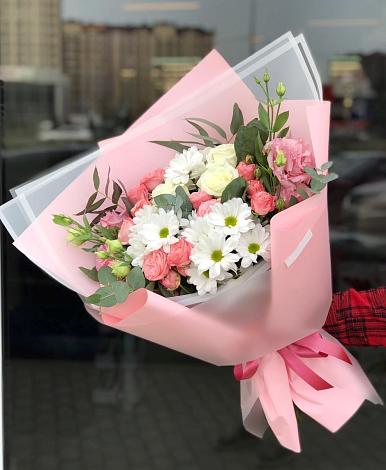 Букет цветов из: Розы, Лизиантусы и Хризантемы в Омутнинске